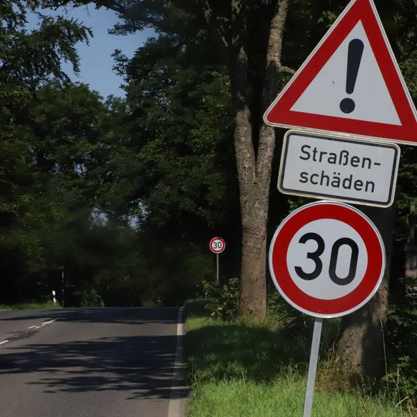 Schilder zeigen Tempo 30 auf der B 8 zwischen Adscheider Weg und An den Eichen wegen Straßenschäden an.