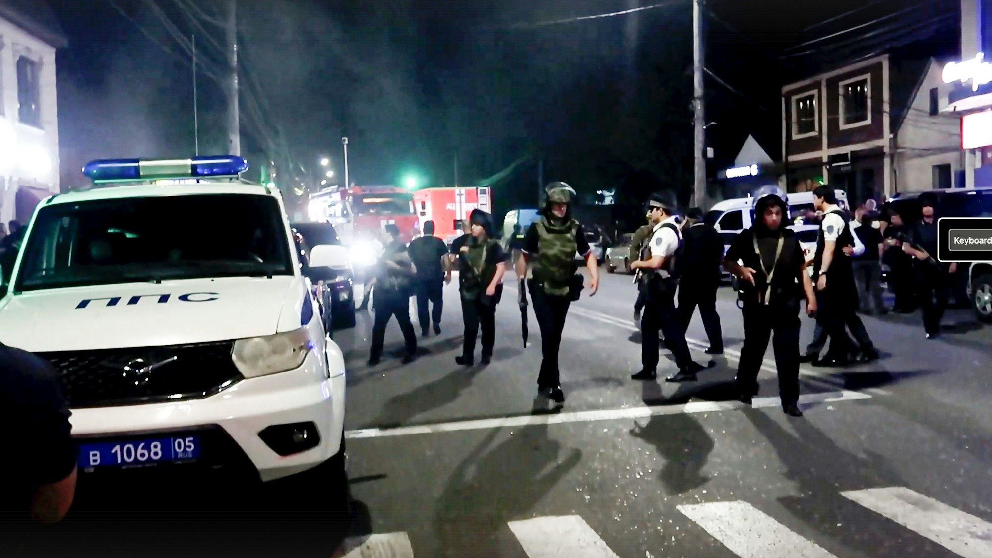 Auf diesem Foto aus einem Video, das vom Nationalen Antiterrorismus-Komitee am Montag, den 24. Juni 2024, veröffentlicht wurde, führt die Polizei einen Anti-Terror-Einsatz in der Republik Dagestan, Russland, durch.