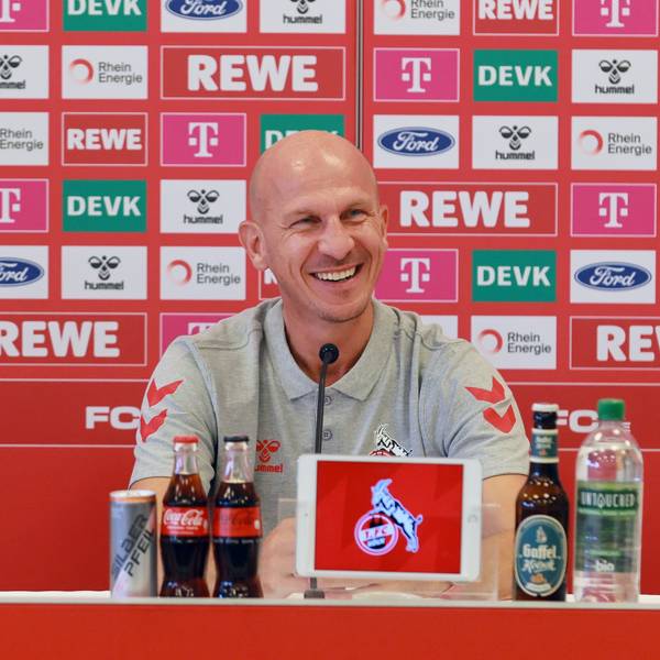 Gerhard Struber, neuer Cheftrainer des 1. FC Köln, zeigt sich während seiner Vorstellung am Geißbockheim gut gelaunt.