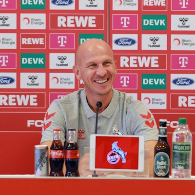 Gerhard Struber, neuer Cheftrainer des 1. FC Köln, zeigt sich während seiner Vorstellung am Geißbockheim gut gelaunt.