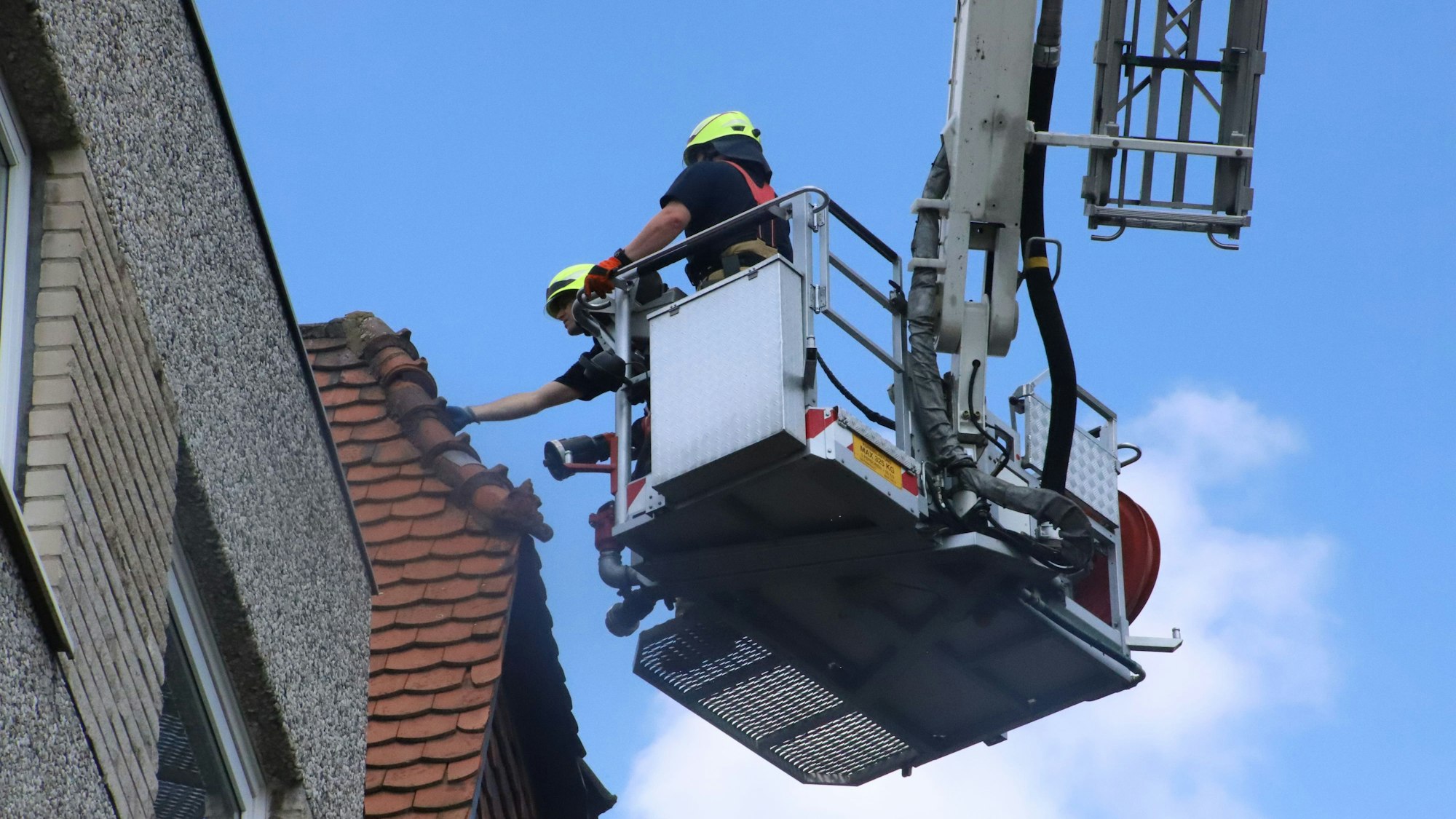 Von einem 111 Jahre alten Dach eines Wohnhauses an der Wellestraße sind Dachziegel heruntergefallen, die Feuerwehr sicherte die restlichen Ziegel.