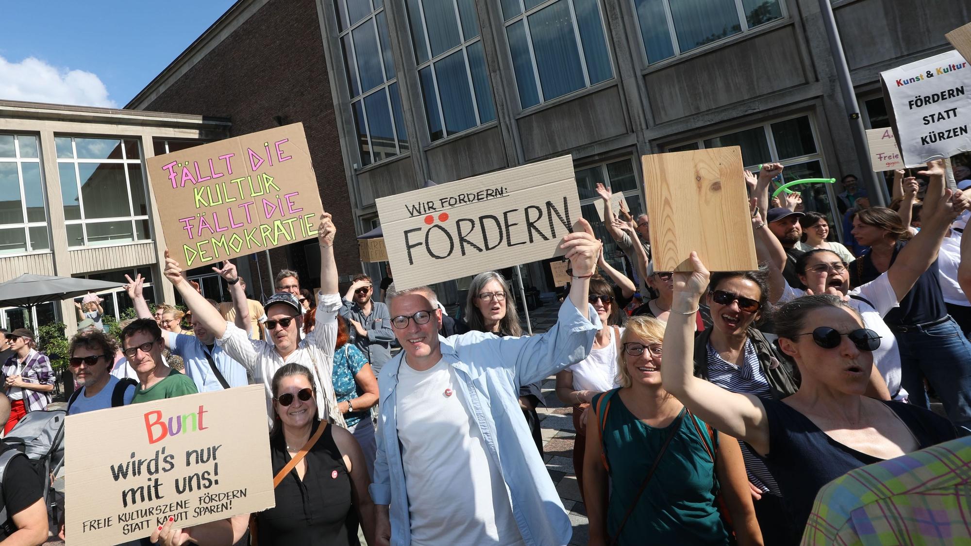 Die freie Szene in Köln ist in Aufruhr. Vermutlich werden ihr im Haushalt die Mittel erheblich gekürzt, obwohl sie nur fünf Prozent des Kulturhaushalts erhalten und damit rund 60 Prozent des kulturellen Angebots stellen.
