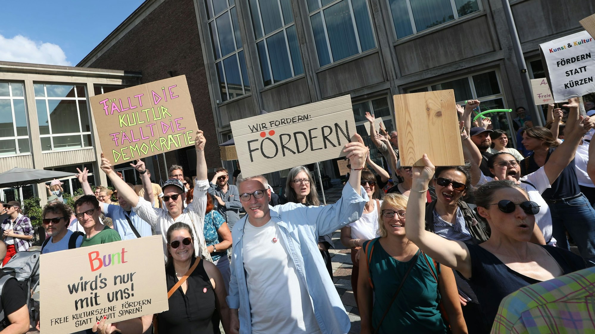 Die freie Szene in Köln ist in Aufruhr. Vermutlich werden ihr im Haushalt die Mittel erheblich gekürzt, obwohl sie nur fünf Prozent des Kulturhaushalts erhalten und damit rund 60 Prozent des kulturellen Angebots stellen.
