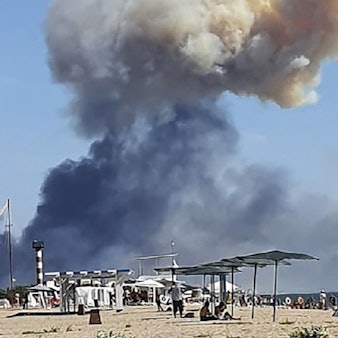 Am Strand von Saky auf der von Russland besetzten Krim steigt Rauch nach einer Explosion auf. Am Sonntag trafen mutmaßlich Trümmerteile einen Strand nahe Sewastopol. (Archivbild)