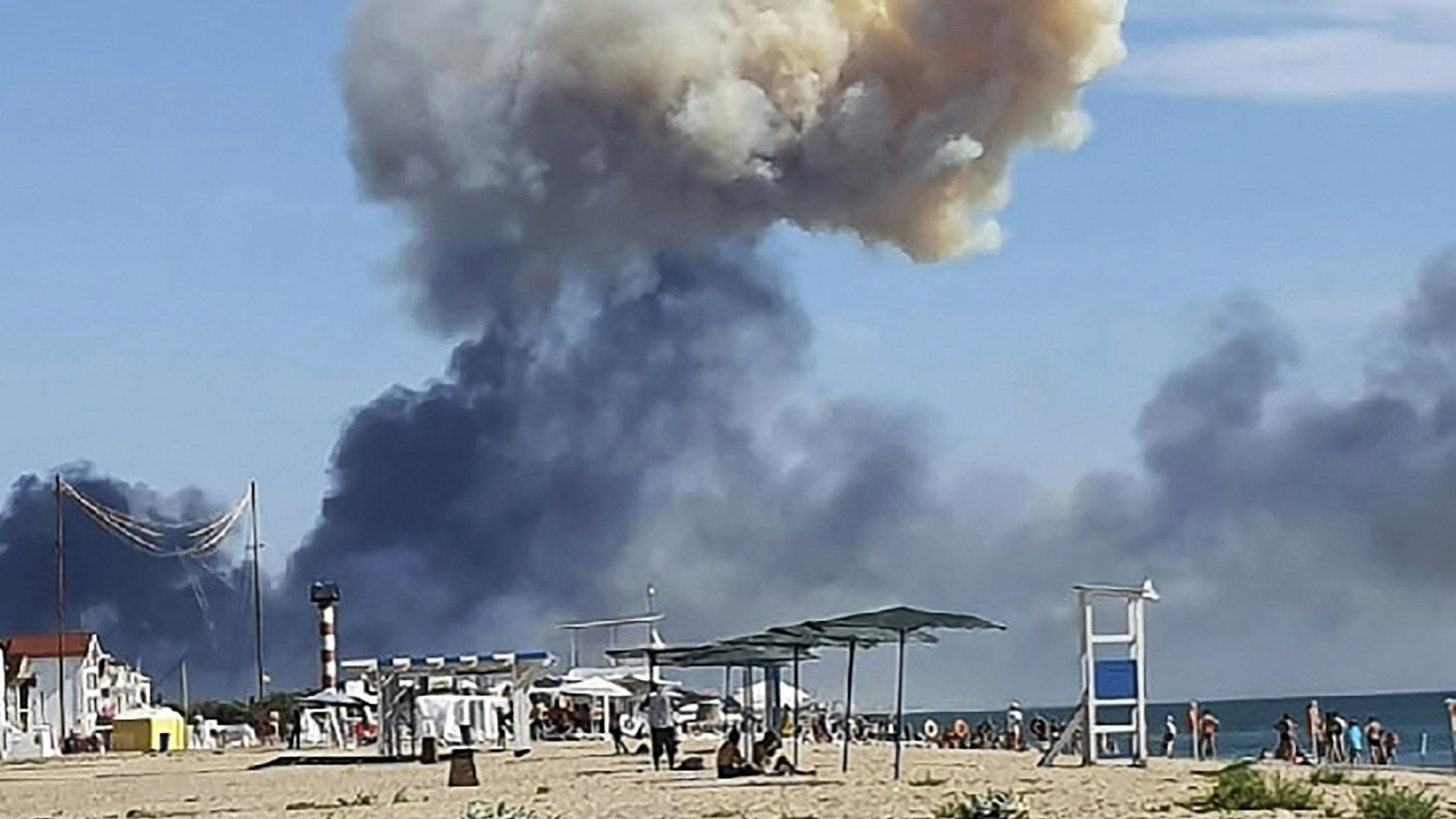 Am Strand von Saky auf der von Russland besetzten Krim steigt Rauch nach einer Explosion auf. Am Sonntag trafen mutmaßlich Trümmerteile einen Strand nahe Sewastopol. (Archivbild)
