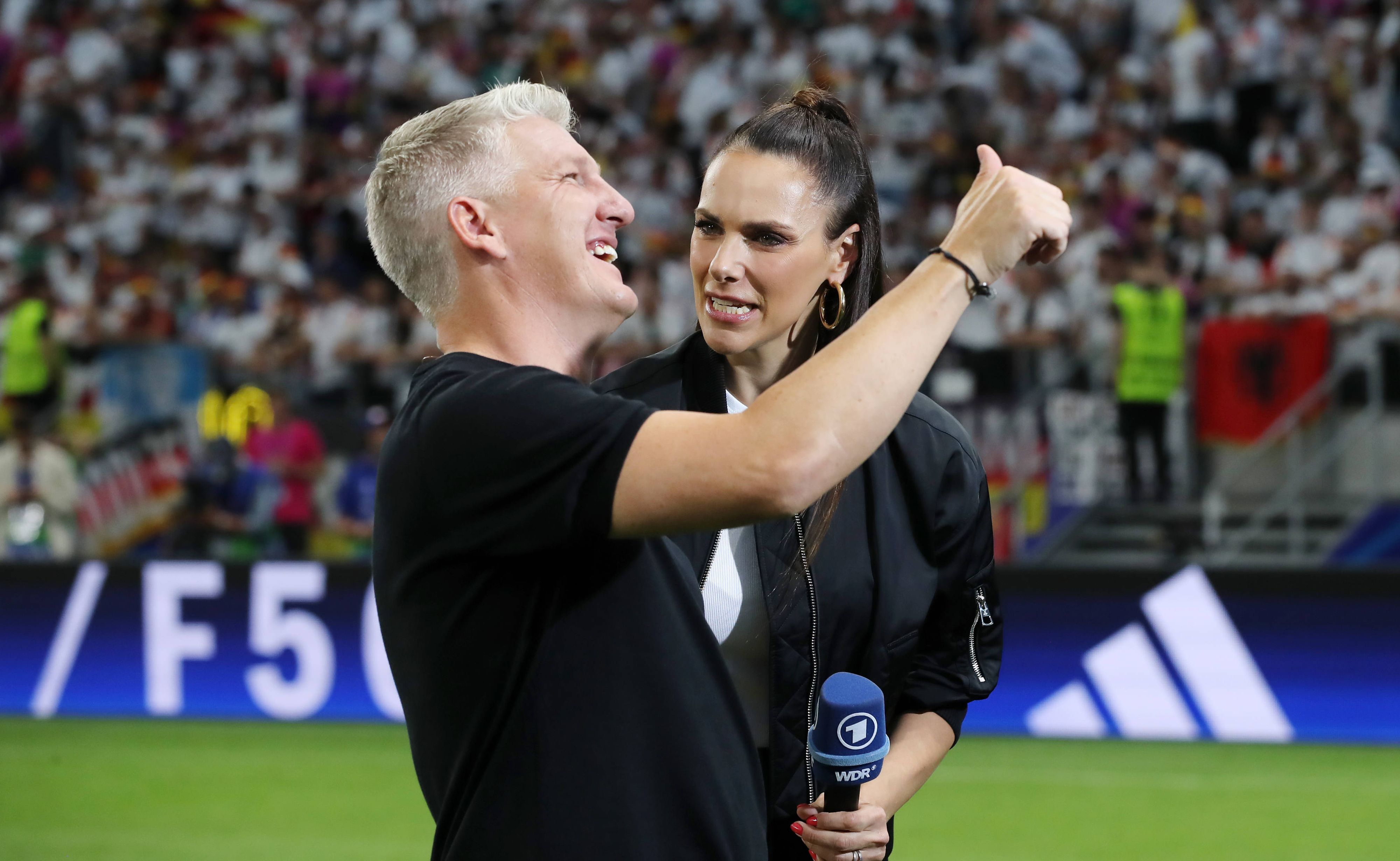 ARD: Bastian Schweinsteiger verwechselt Mikro mit Kaffeebecher | Kölner Stadt-Anzeiger