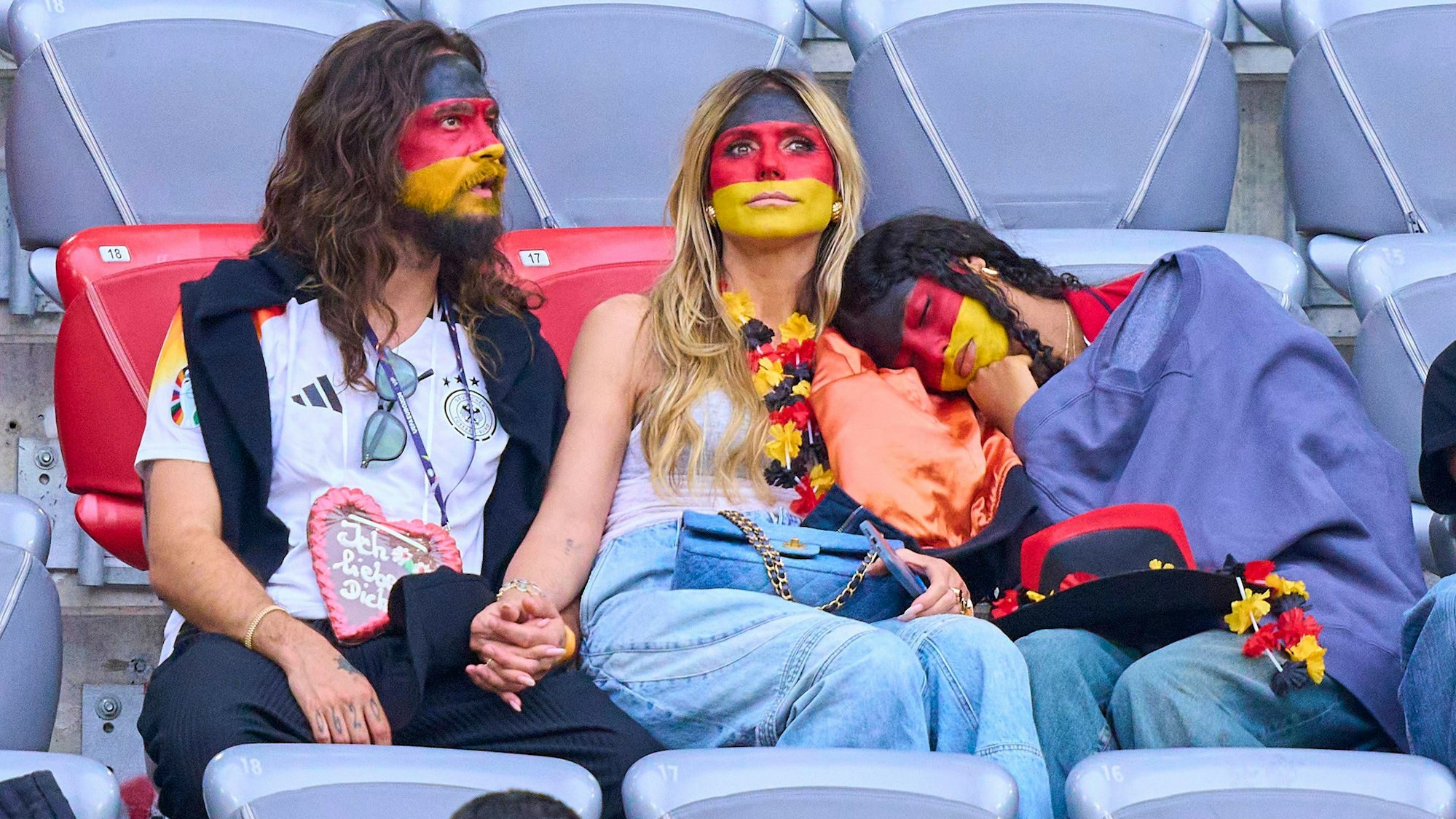 Heidi Klum, Tom Kaulitz und Lou auf der Bühne.