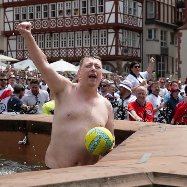 Englische Fans feiern auf dem Römerberg in Frankfurt. Dabei ist ein Mann halb nackt in den Justitia-Brunnen gestiegen.