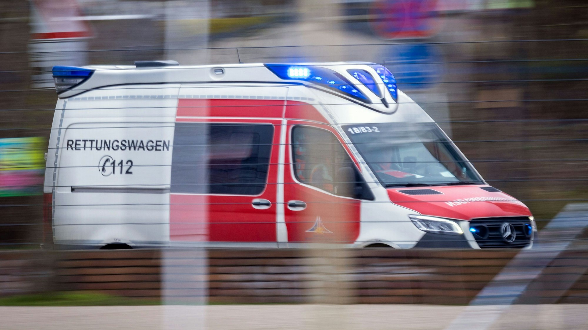 Das Bild ist ein Symbolfoto und zeigt einen Rettungswagen im Einsatz.