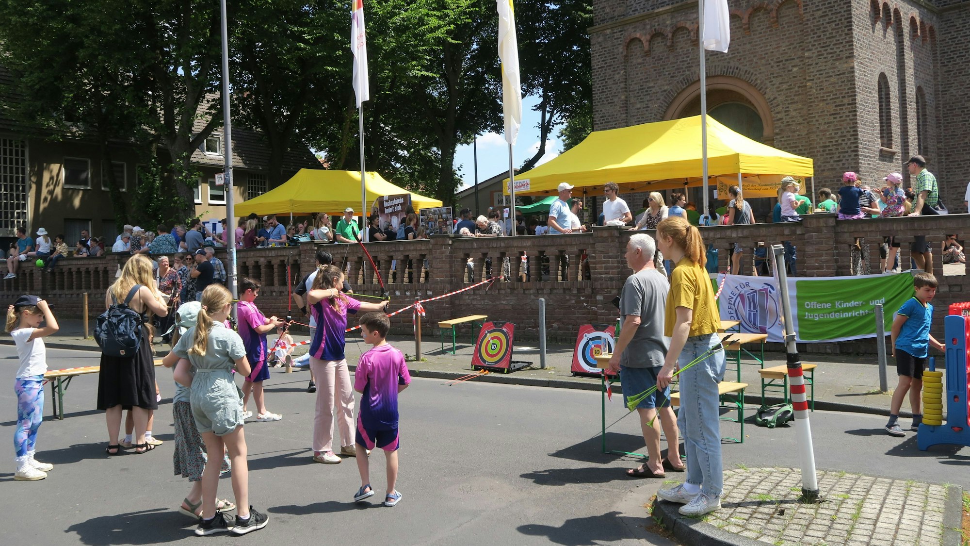 Pfeil- und Bogen-Schießen vor der St. Rochuskirche.