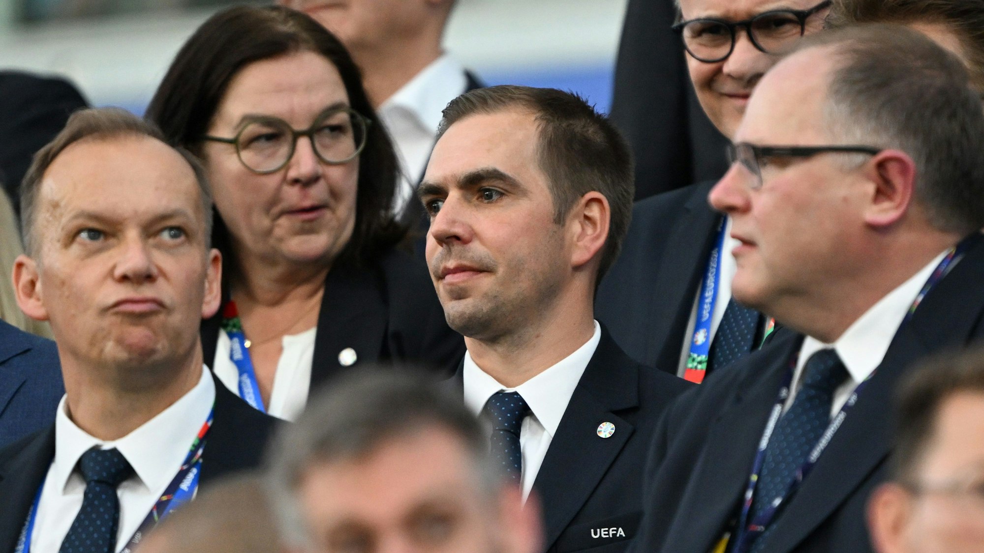23.06.2024, Hessen, Frankfurt/M.: Fußball: EM, Schweiz - Deutschland, UEFA Euro 2024, Vorrunde, Gruppe A, Spieltag 3, Frankfurt Arena, Philipp Lahm (M) auf der Tribüne. Foto: Federico Gambarini/dpa +++ dpa-Bildfunk +++