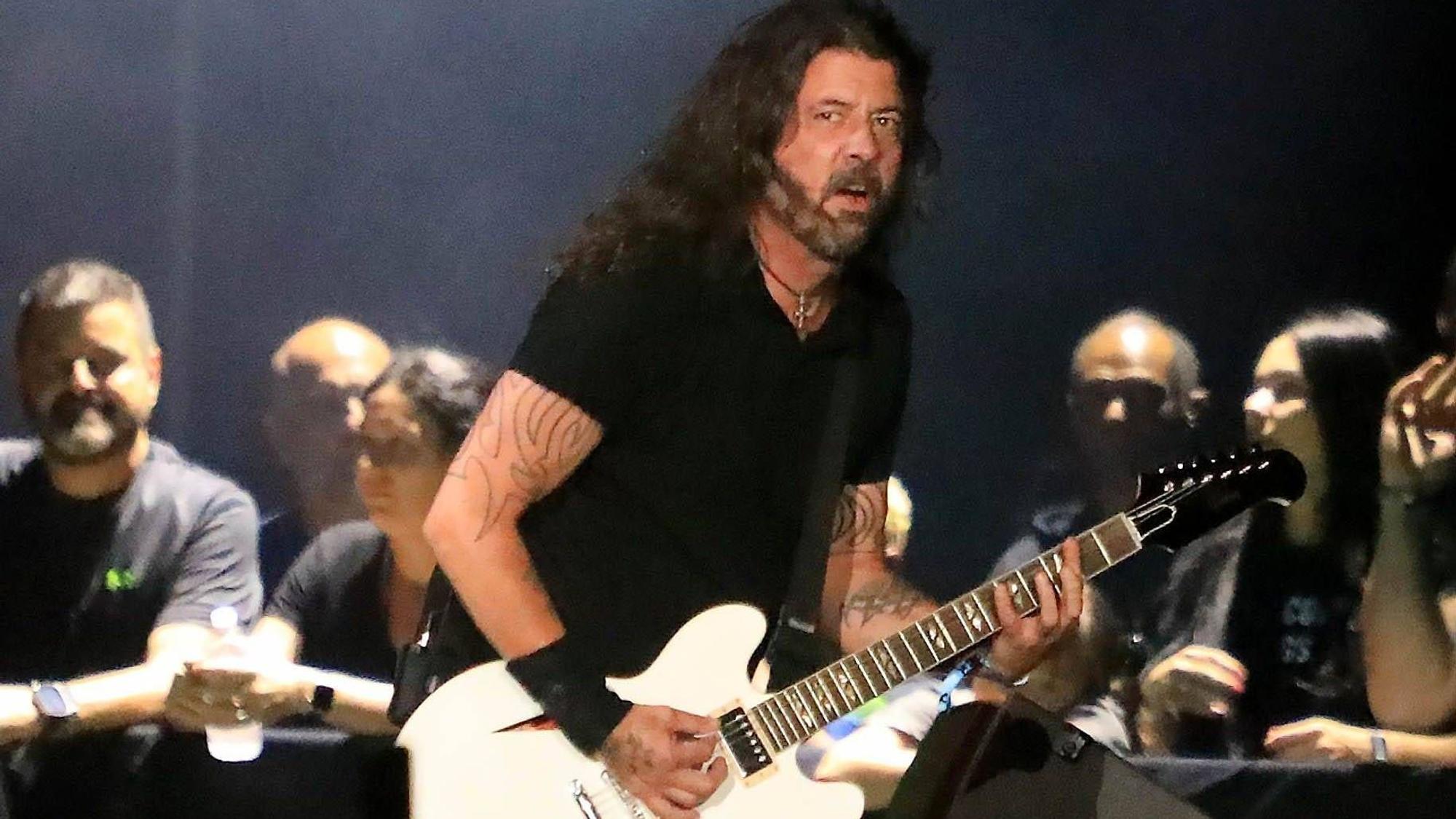 Dave Grohl von den Foo Fighters schließt Welcome to Rockville am Samstag, den 11. Mai 2024 auf dem Daytona International Speedway mit einem denkwürdigen Auftritt ab.