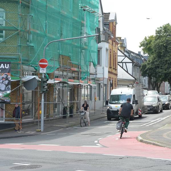 Ein Fahrradfahrer von hinten aufgenommen biegt in die Laurentiusstraße ein.