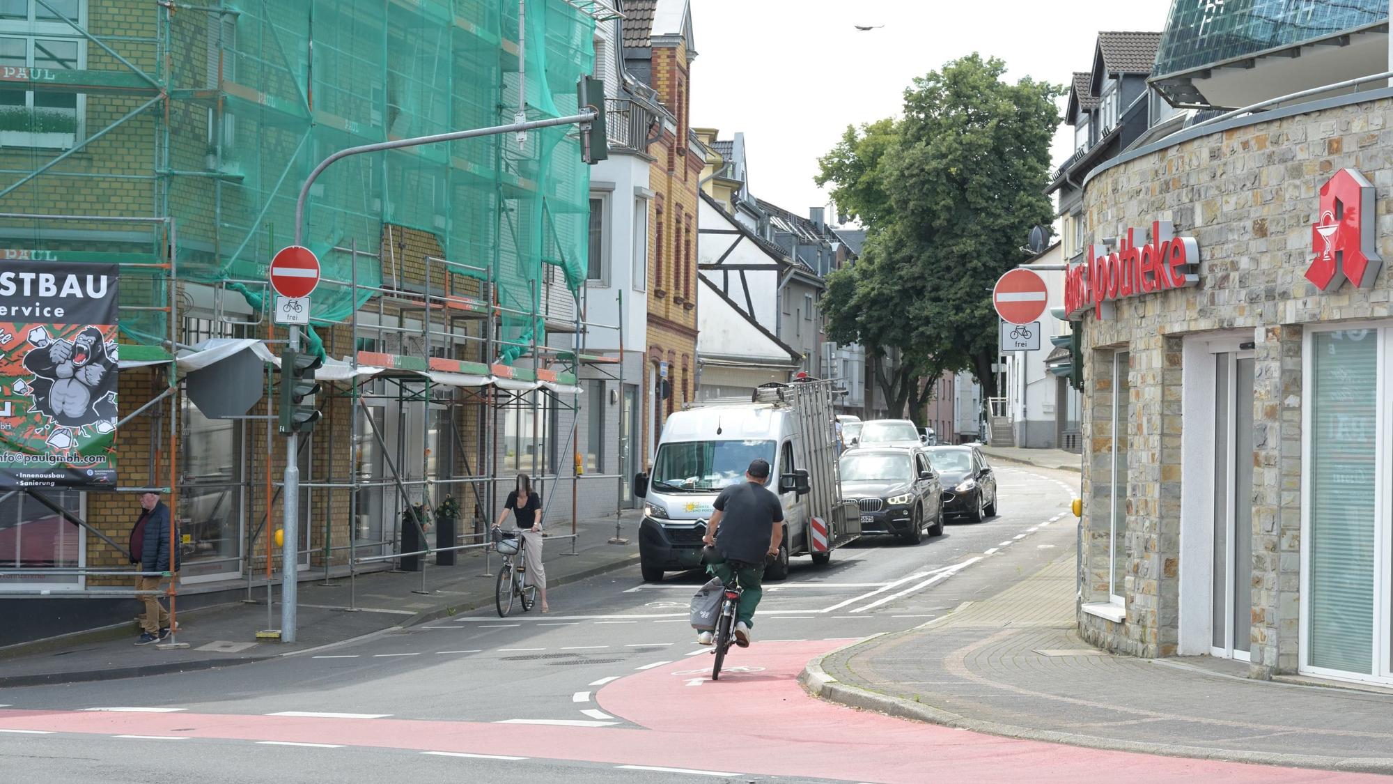 Ein Fahrradfahrer von hinten aufgenommen biegt in die Laurentiusstraße ein.