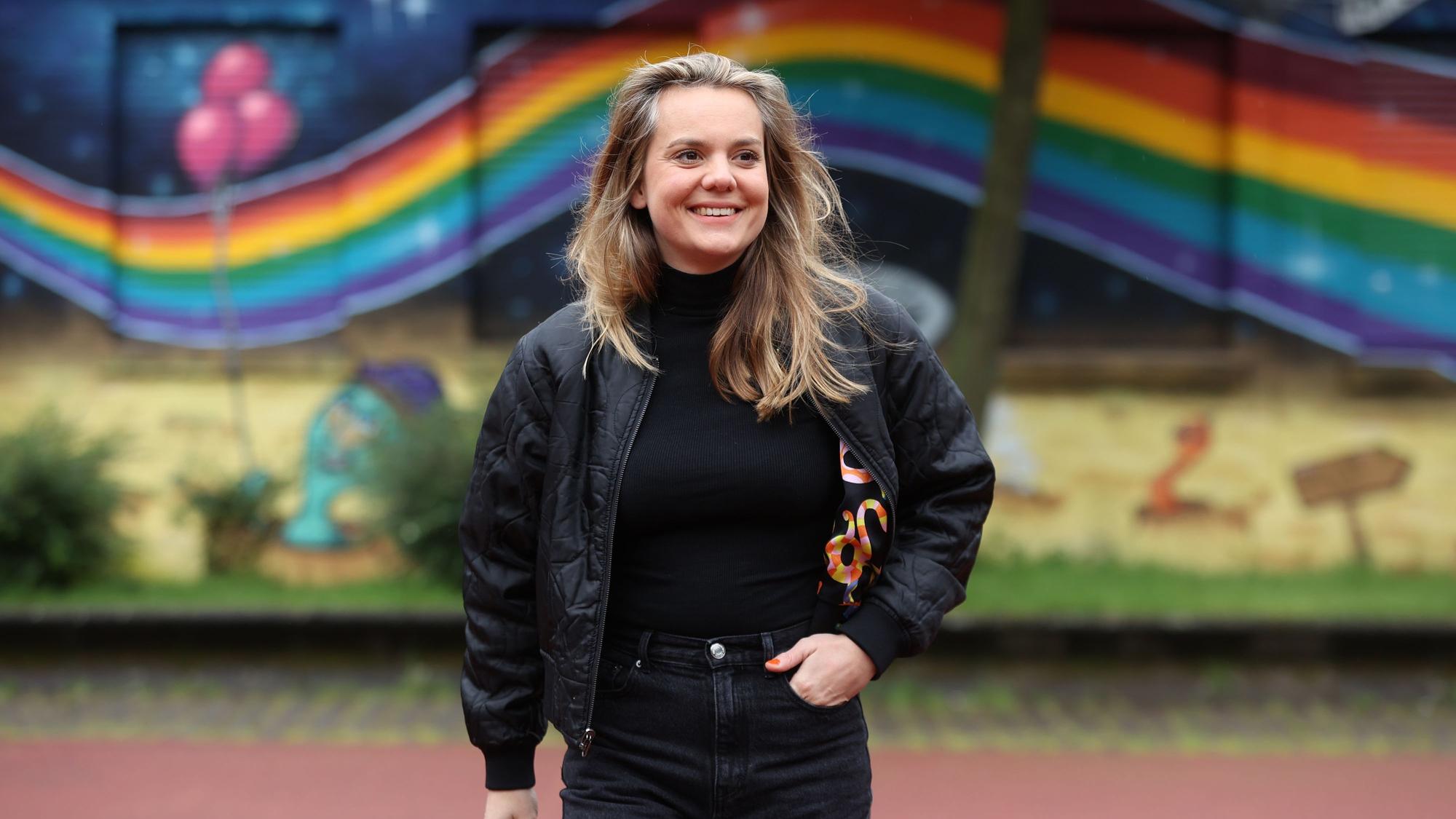 Ricarda Hofmann ist erfolgreiche Podcasterin der ersten Stunde („Busenfreundin“) und als Queer-Aktivistin bekannt.
