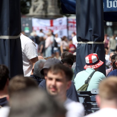 Das Foto zeigt die vollen Außenbereiche der Gastronomien am Alter Markt.