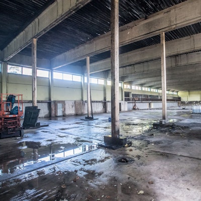 Die abgebrannte Sporthalle der Gesamtschule Schlebusch, Ophovener Straße.