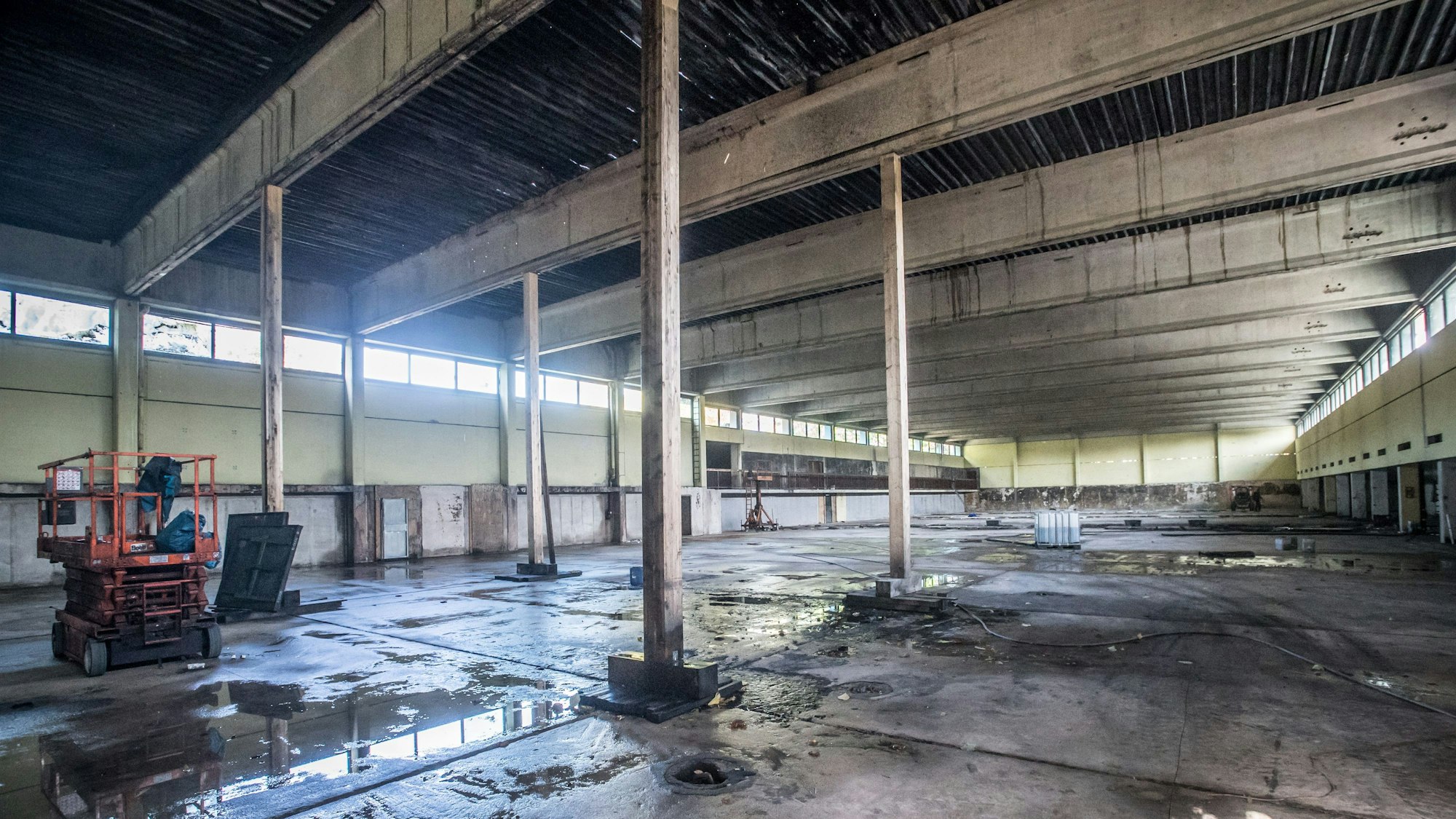 Die abgebrannte Sporthalle der Gesamtschule Schlebusch, Ophovener Straße.