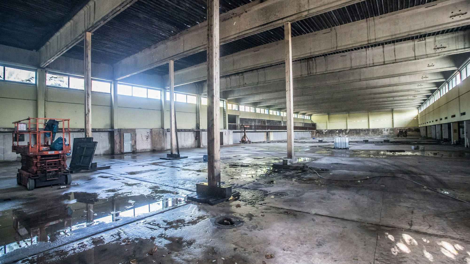 Die abgebrannte Sporthalle der Gesamtschule Schlebusch, Ophovener Straße.