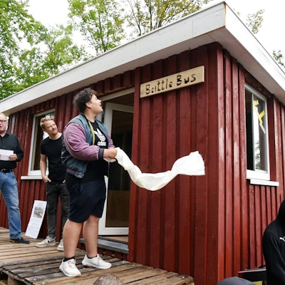 Schülerinnen und Schüler von der Roseggerschule in Waldbröl sowie deren Rektor Hinrich Schipper (links) weihen den neuen „Battle Bus“, einen neuen Platz zum Chillen, ein.