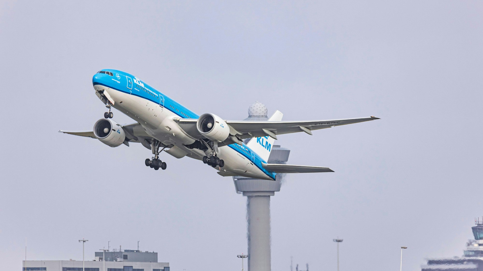 Eine Boeing 777-200 von KLM während des Starts am Amsterdamer Schiphol Airport (Symbolbild).