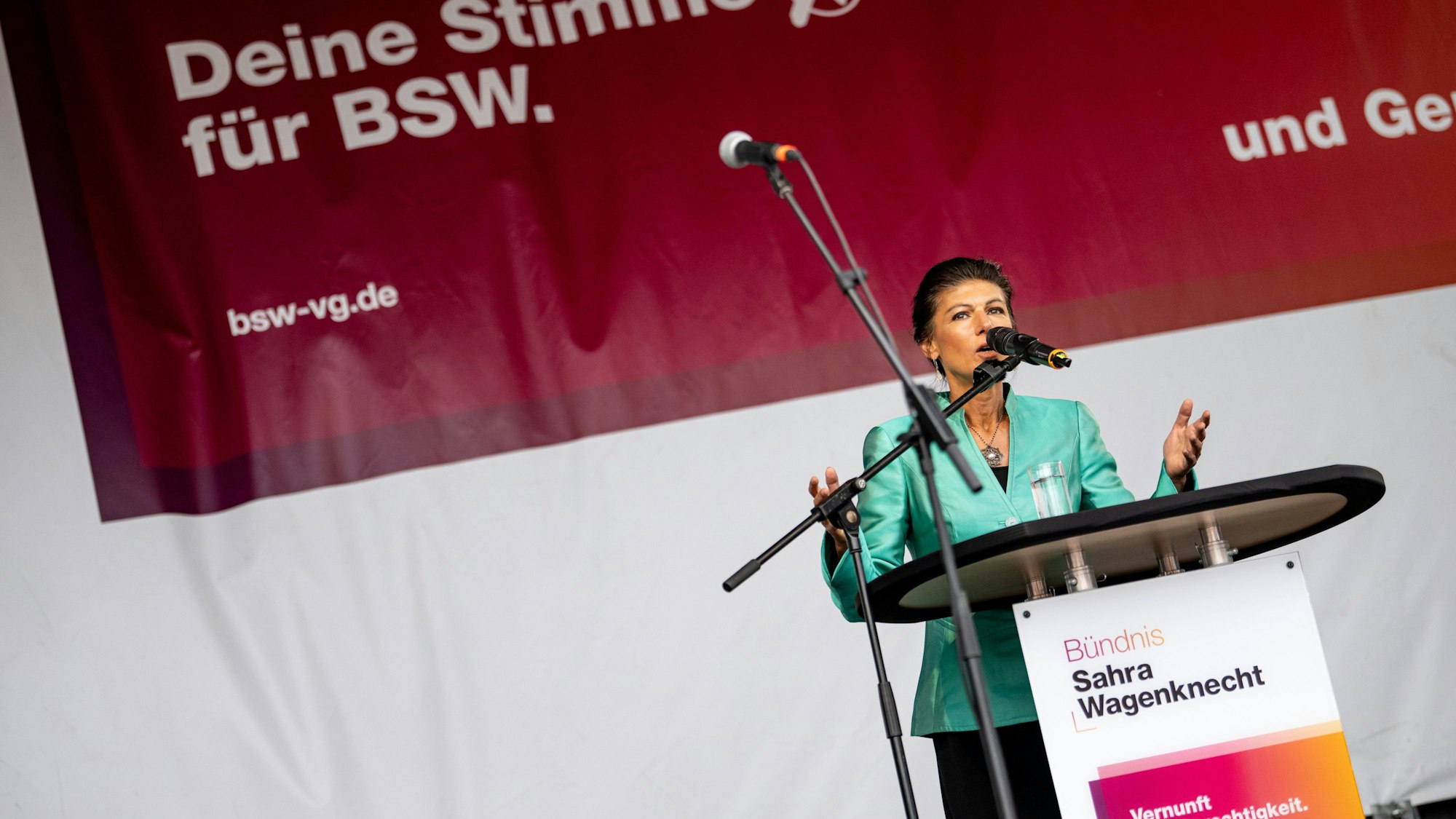 Sahra Wagenknecht (BSW), Parteivorsitzende, spricht beim EU-Wahlkampfschluss des BSW am Neptunbrunnen in Berlin-Mitte.