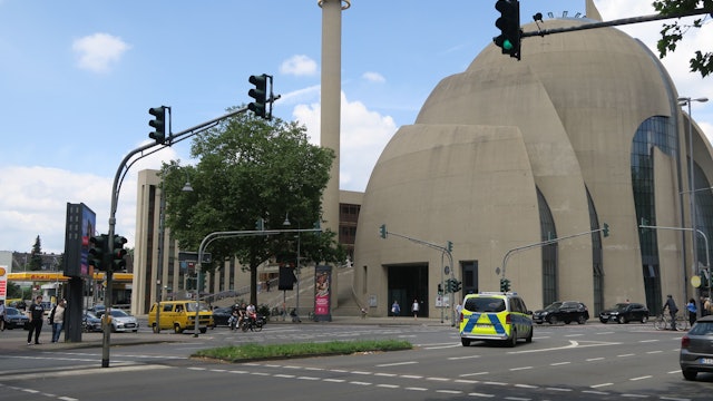 Auch die Polizei darf künftig nicht mehr von der Inneren Kanalstraße nach links in die Venloer Straße abbiegen – außer bei Einsätzen.