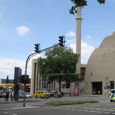 Auch die Polizei darf künftig nicht mehr von der Inneren Kanalstraße nach links in die Venloer Straße abbiegen – außer bei Einsätzen.