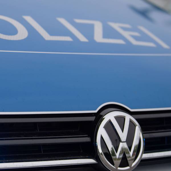 Die Motorhaube eines Polizeiautos. (Symbolbild)