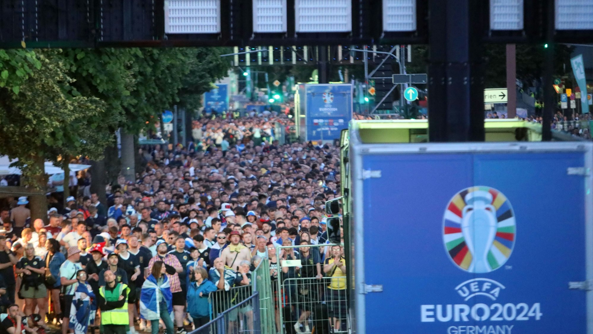 Blick auf die Fan-Zone am Konrad-Adenauer-Ufer.