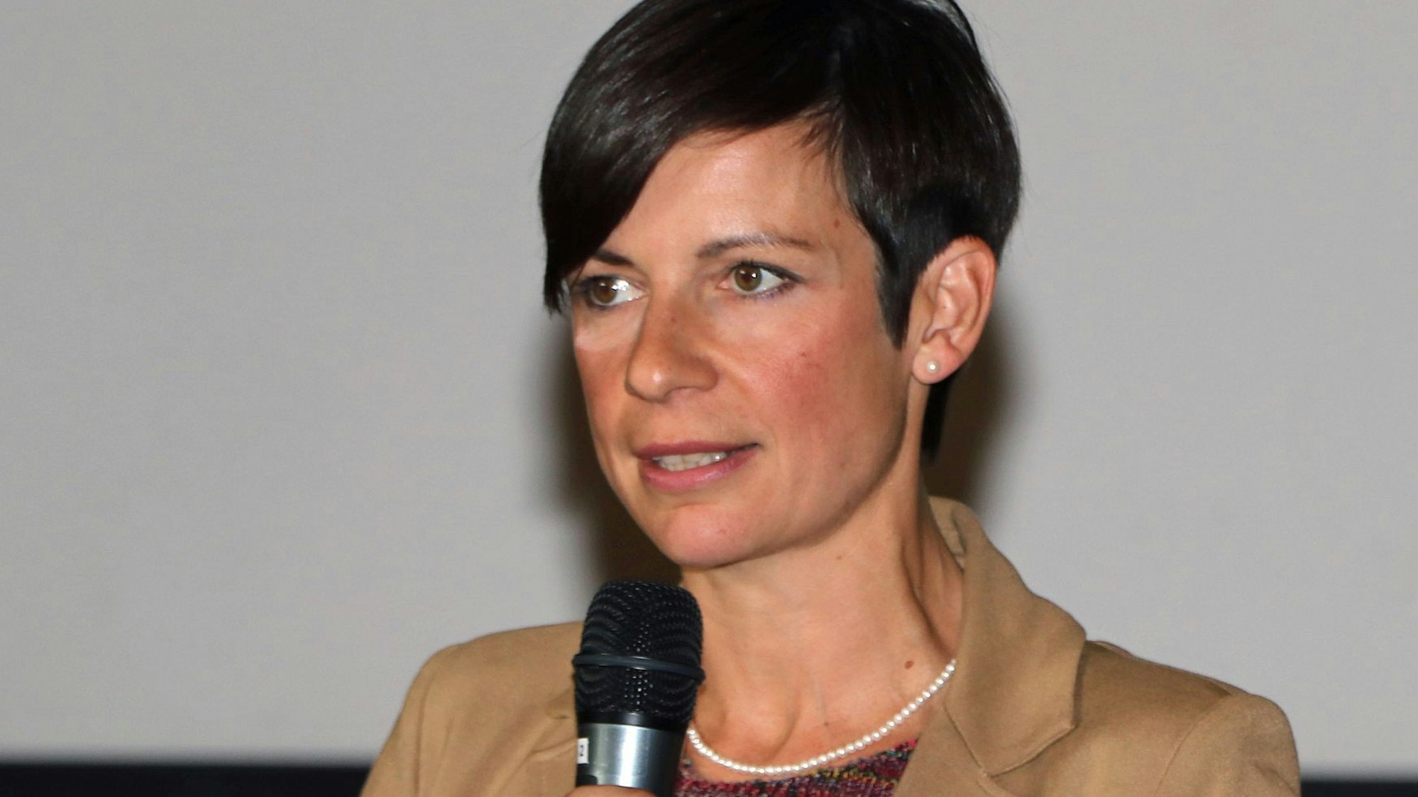 Carolin Weitzel strebt eine zweite Amtszeit als Bürgermeister in Erftstadt an.