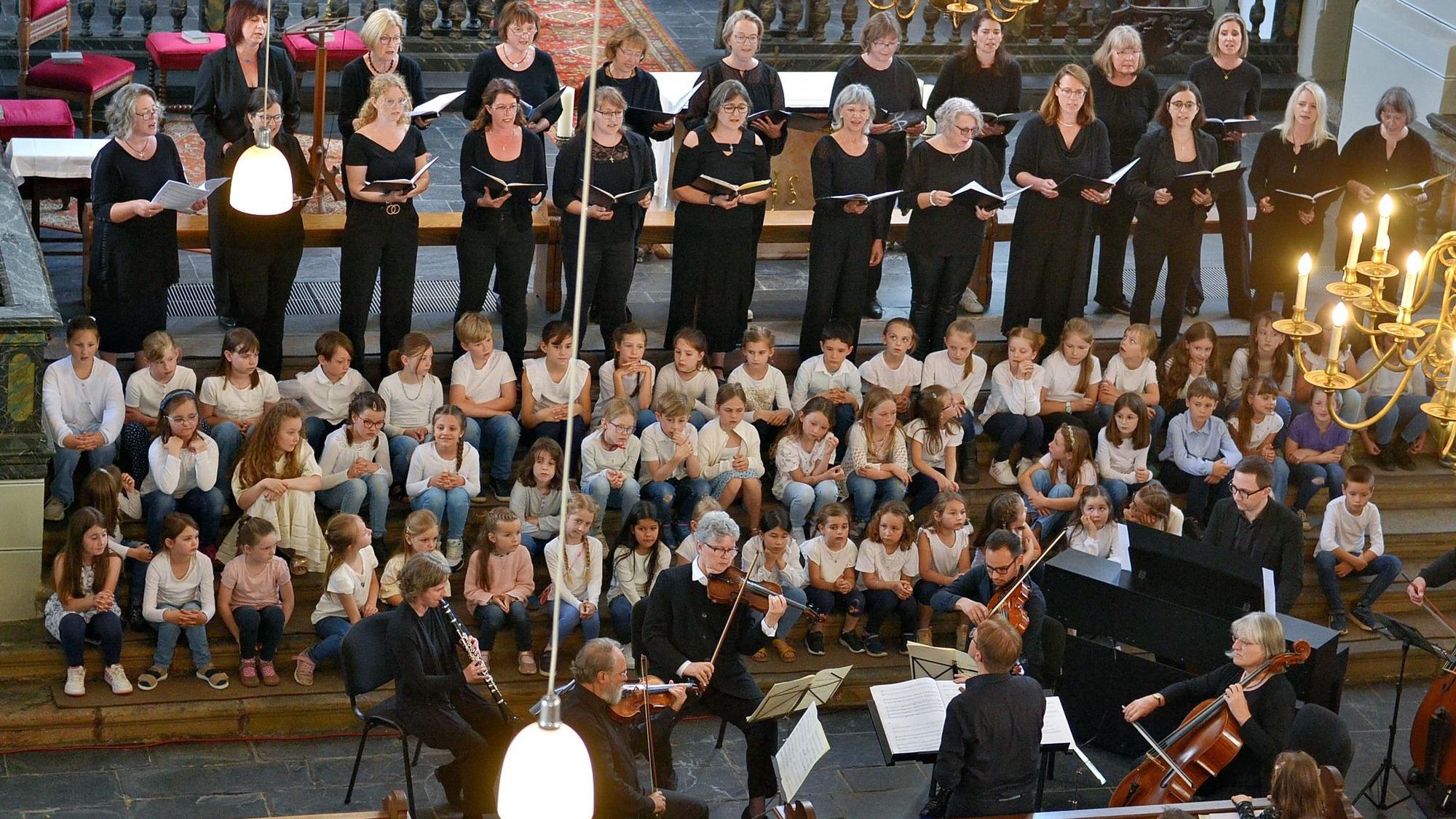 Sängerinnen und Sänger sowie Instrumentalisten werden gezeigt.