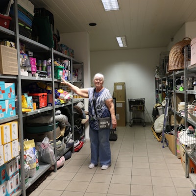 Die Tiertafel Lützenkirchen unterstützt Menschen, die in Not geraten sind dabei, ihre Tiere behalten zu können. Ingrid Lohmar im Lager.