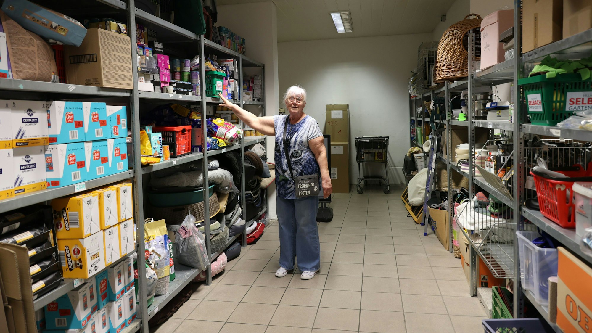 Die Tiertafel Lützenkirchen unterstützt Menschen, die in Not geraten sind dabei, ihre Tiere behalten zu können. Ingrid Lohmar im Lager.