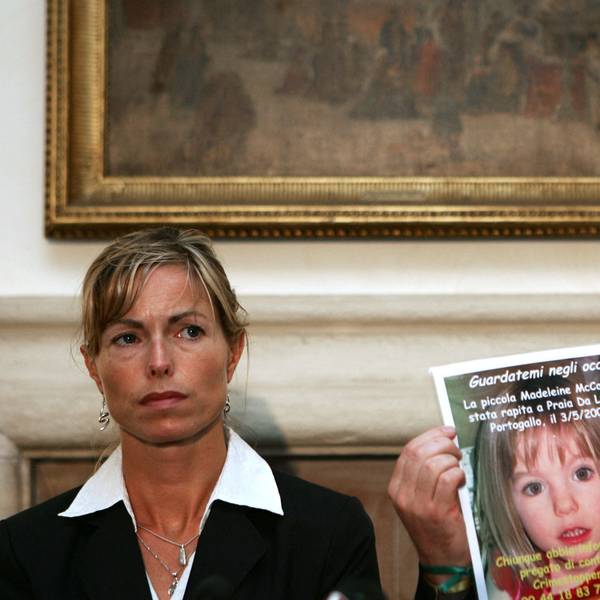 Kate und Gerry McCann halten ein Bild von „Maddie“ hoch.
