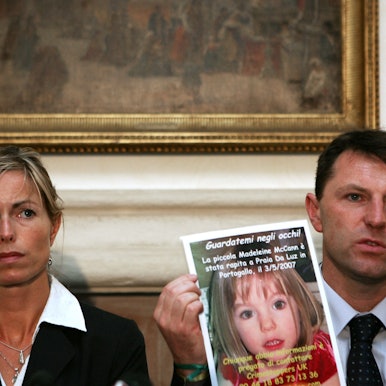 Kate und Gerry McCann halten ein Bild von „Maddie“ hoch.