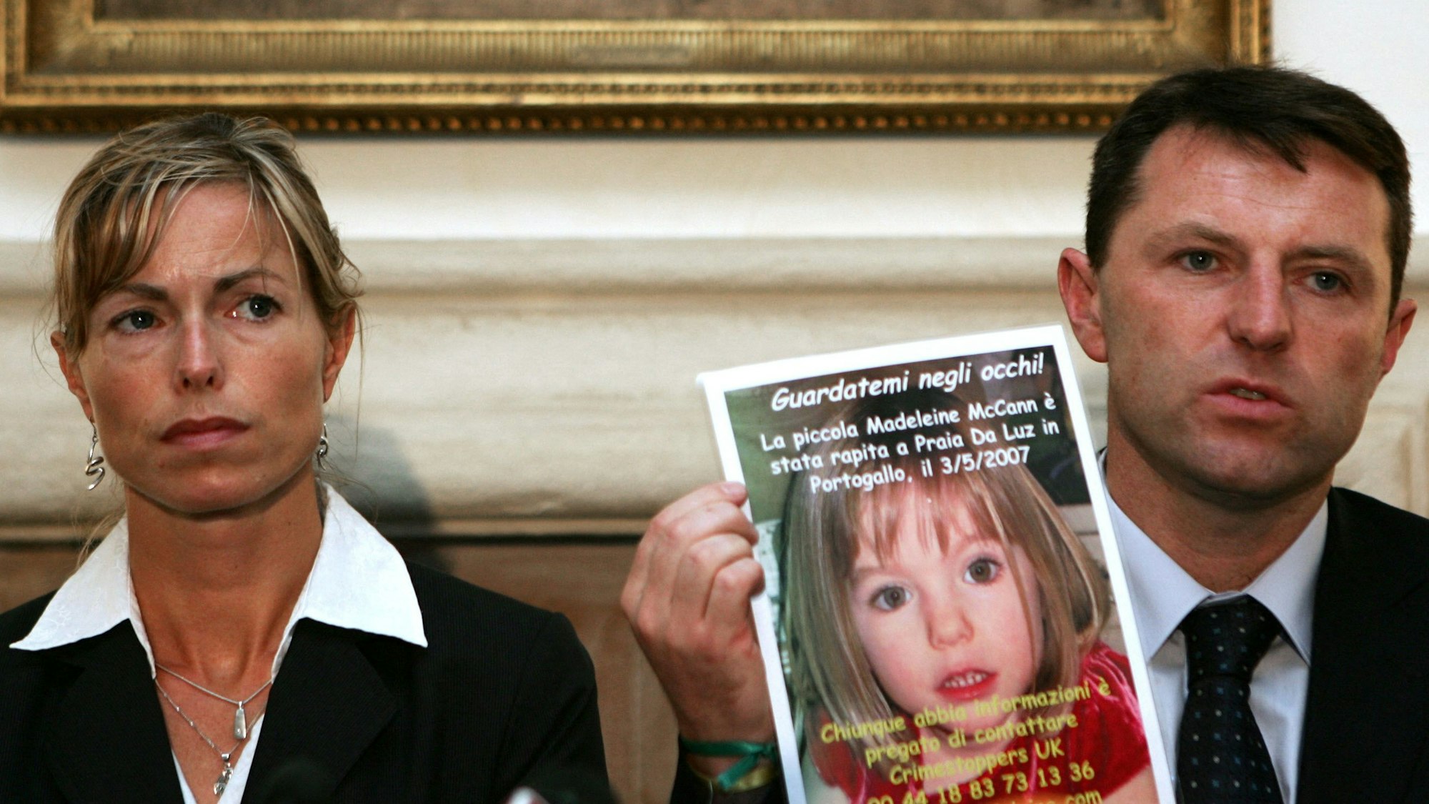 Kate und Gerry McCann halten ein Bild von „Maddie“ hoch.