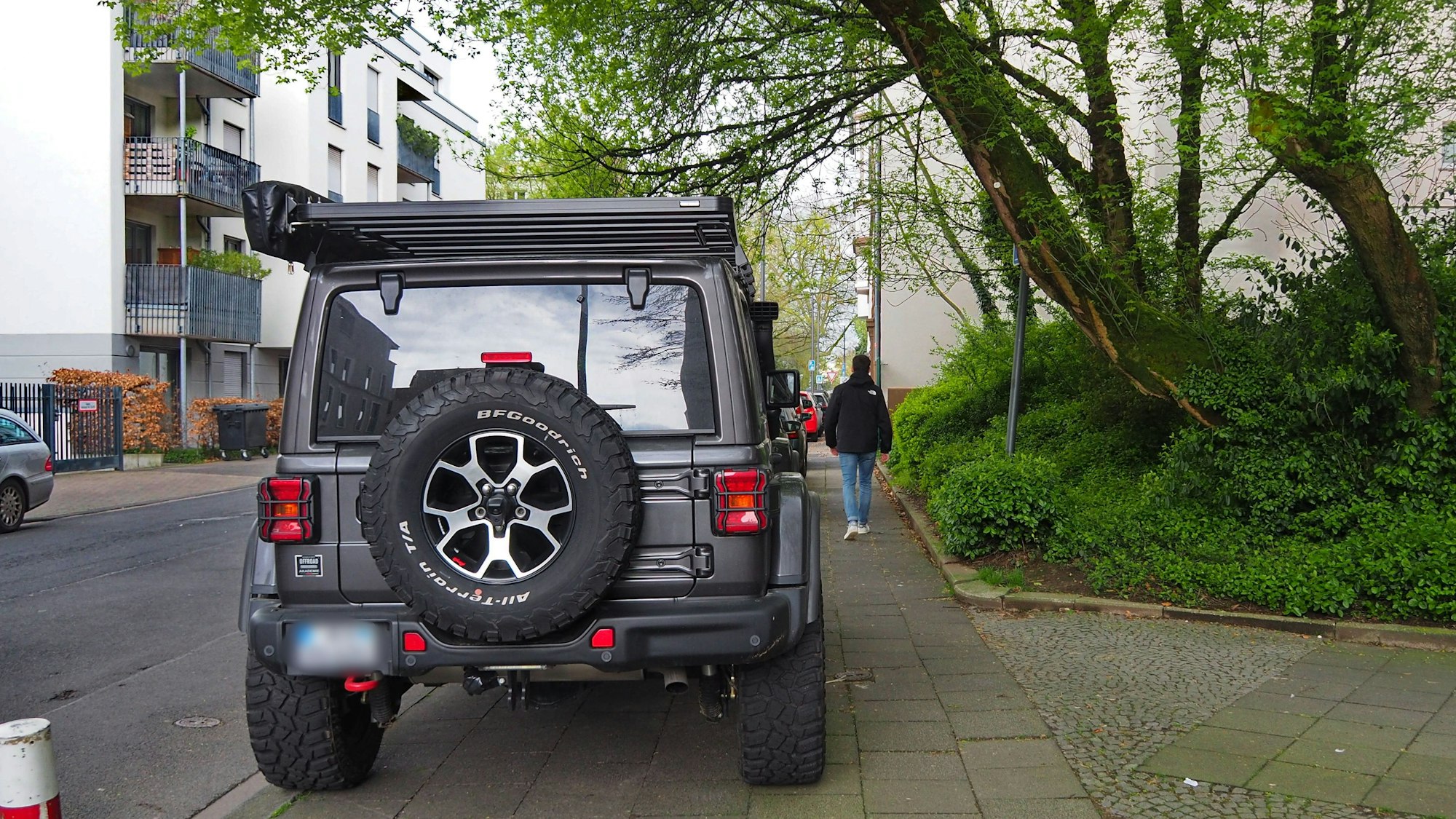 Der Gehweg auf der Alteburger Straße zwischen Klerschweg und Bayenthal ist stadtwärts eng. Hier passen kaum zwei Fußgänger nebeneinander.