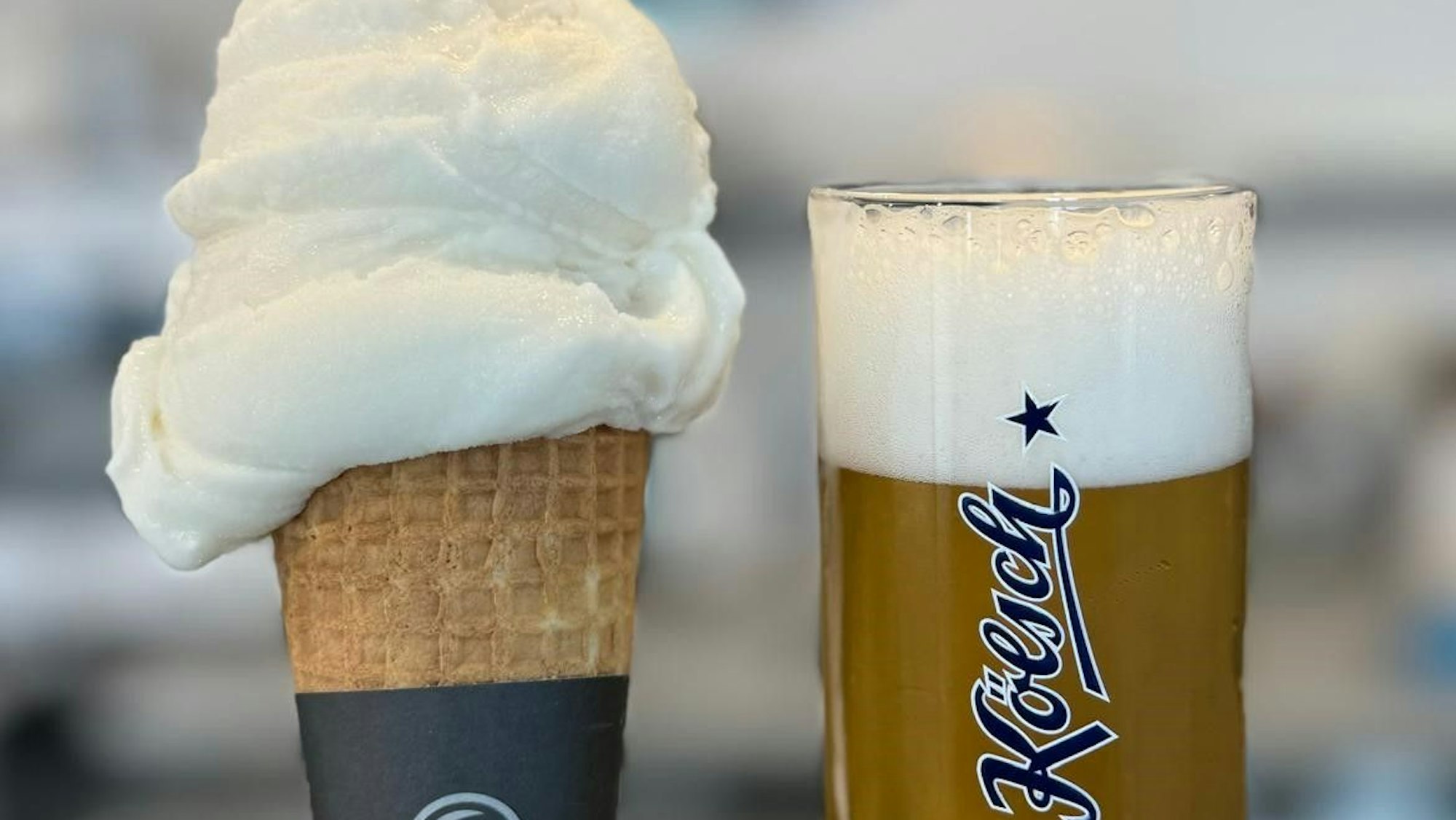 Zu sehen ist ein Eis und ein Glas mit Kölsch.