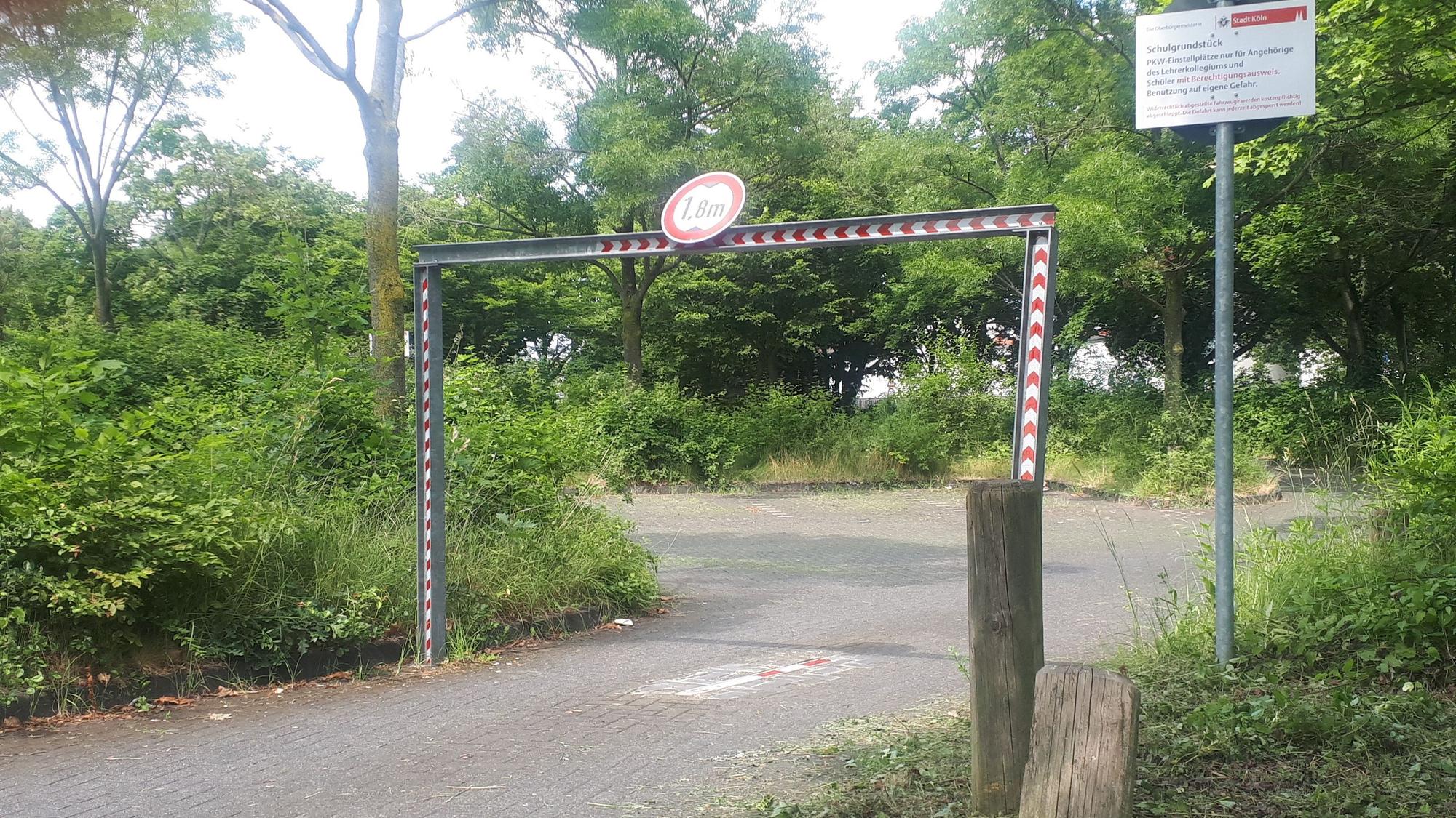 Seit 2022 ist der größte Teil des Parkplatzes dem benachbarten Berufskolleg vorbehalten.