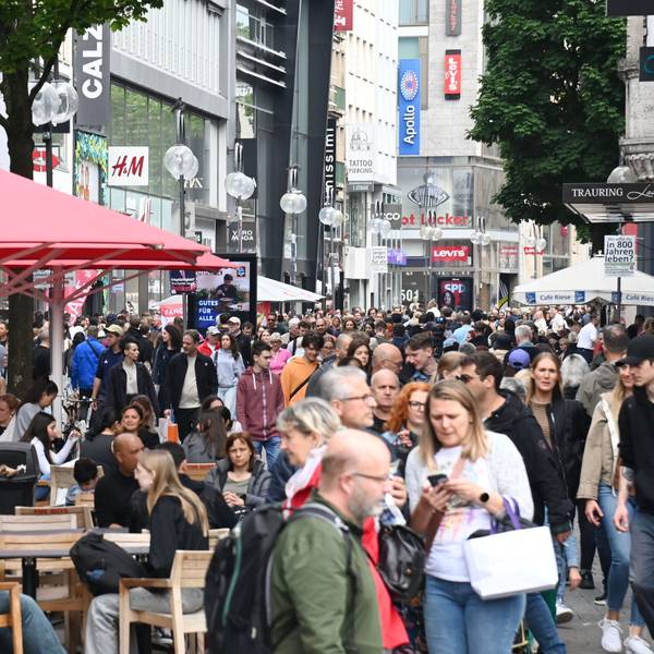 Menschen tummeln sich auf der Schildergasse in Köln.
