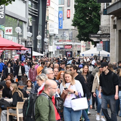 Menschen tummeln sich auf der Schildergasse in Köln.