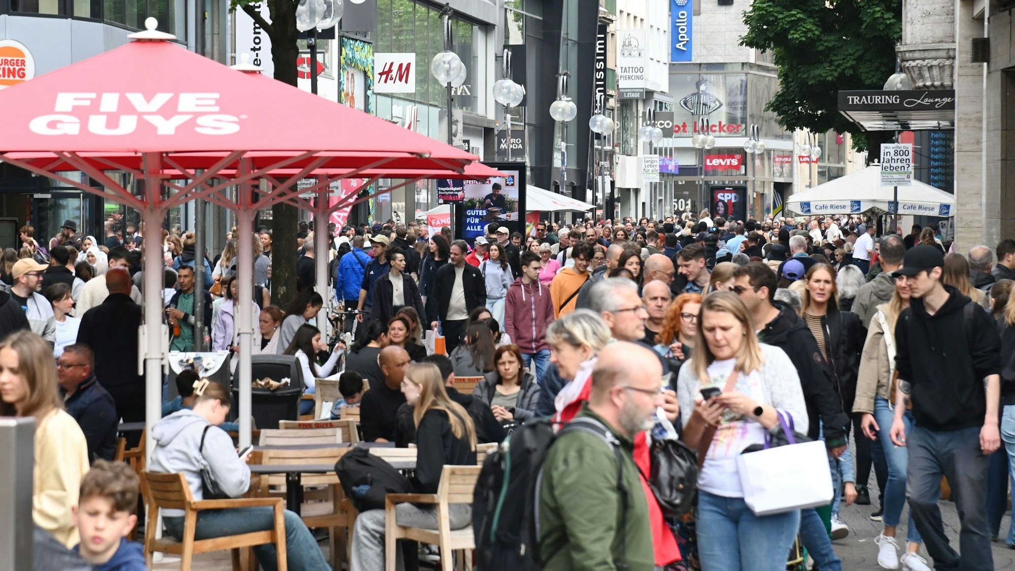 Menschen tummeln sich auf der Schildergasse in Köln.