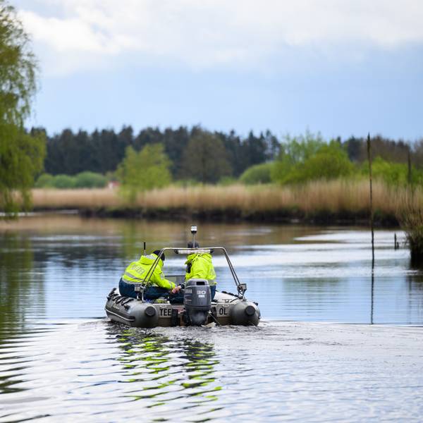 Die Polizei sucht mit einem speziellen Sonarboot und Tauchern im Fluss Oste nach dem vermissten Arian. Der autistische Junge war im April aus seinem Elternhaus spurlos verschwunden. Nun hat die Polizei im niedersächsischen Estorf eine Kinderleiche entdeckt.