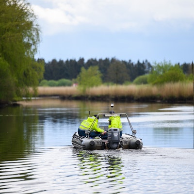 Die Polizei sucht mit einem speziellen Sonarboot und Tauchern im Fluss Oste nach dem vermissten Arian. Der autistische Junge war im April aus seinem Elternhaus spurlos verschwunden. Nun hat die Polizei im niedersächsischen Estorf eine Kinderleiche entdeckt.