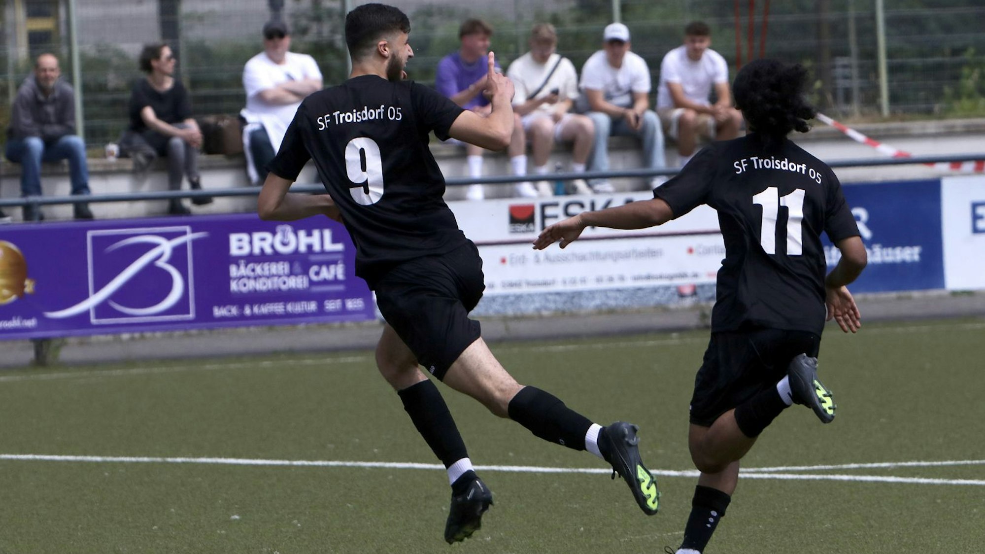 Deniz Güllü (links)