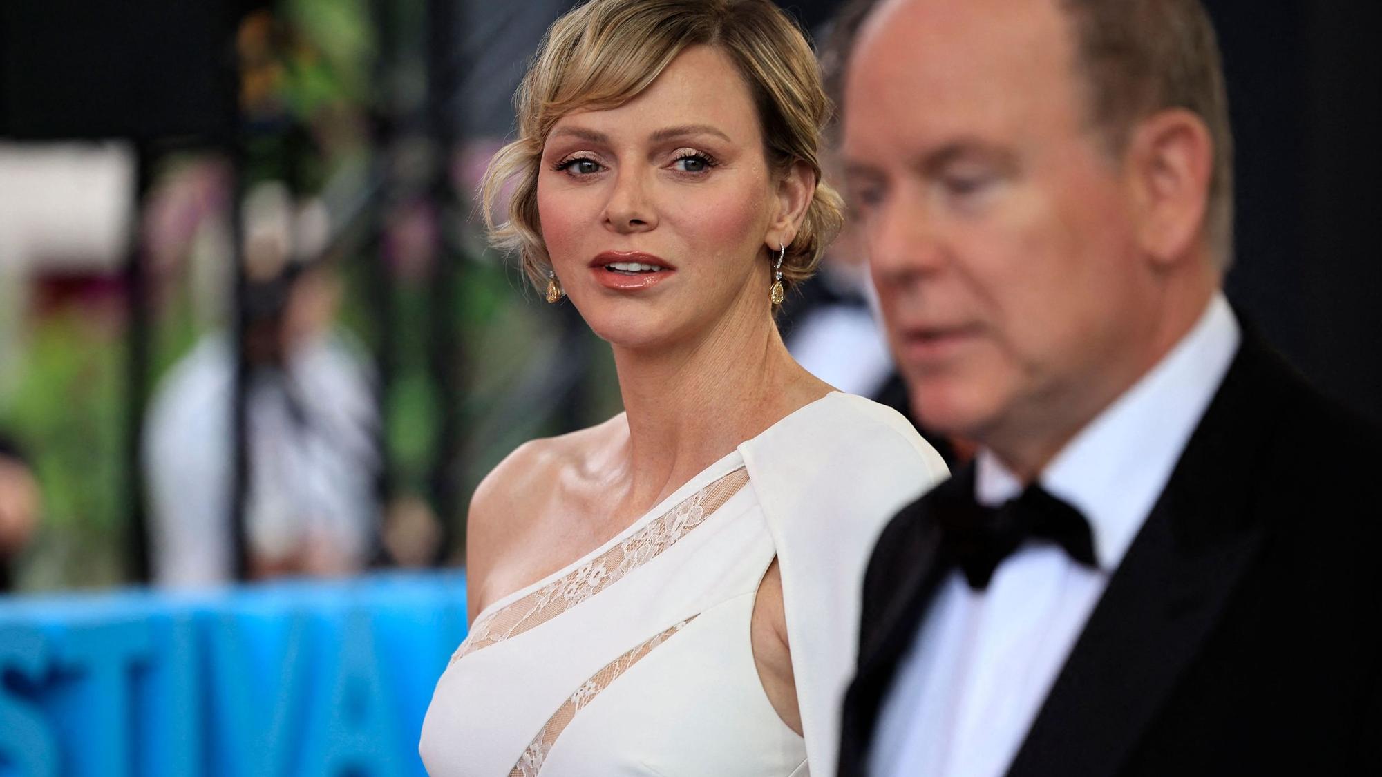 Fürst Albert II. und Fürstin Charlène von Monaco kommen am 18. Juni 2024 zur Abschlusszeremonie des 63. Monte-Carlo-Fernsehfestivals.