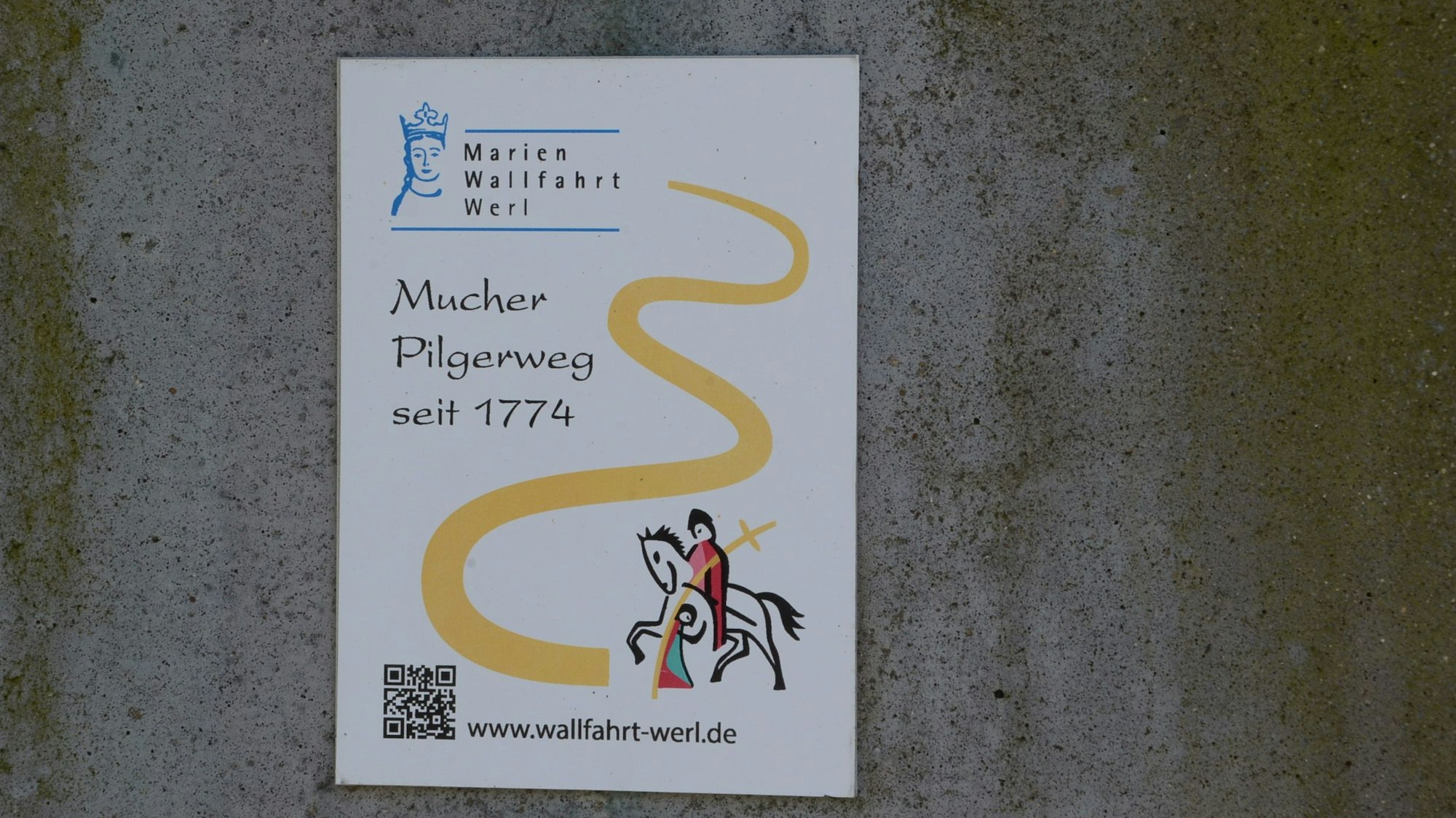 Eine Plakette mit der Aufschrift Mucher Pilgerweg seit 1774. Oben links der , Schriftzug Marienwallfahrt Werl, unten rechts eine Darstellung des Heiligen Martin, des Mucher Schutzheiligen.