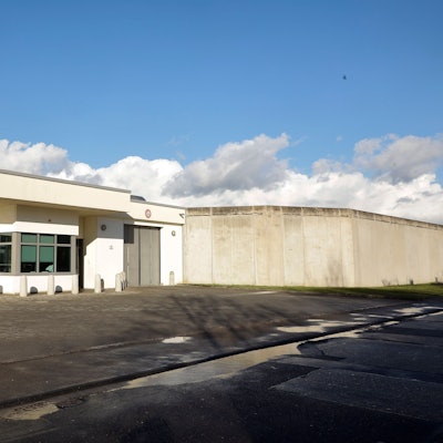 Eingang zur forensischen Psychiatrie in Köln-Porz. Die Klinik ist von außen gesichert wie der Hochsicherheitstrakt eines Gefängnisses.