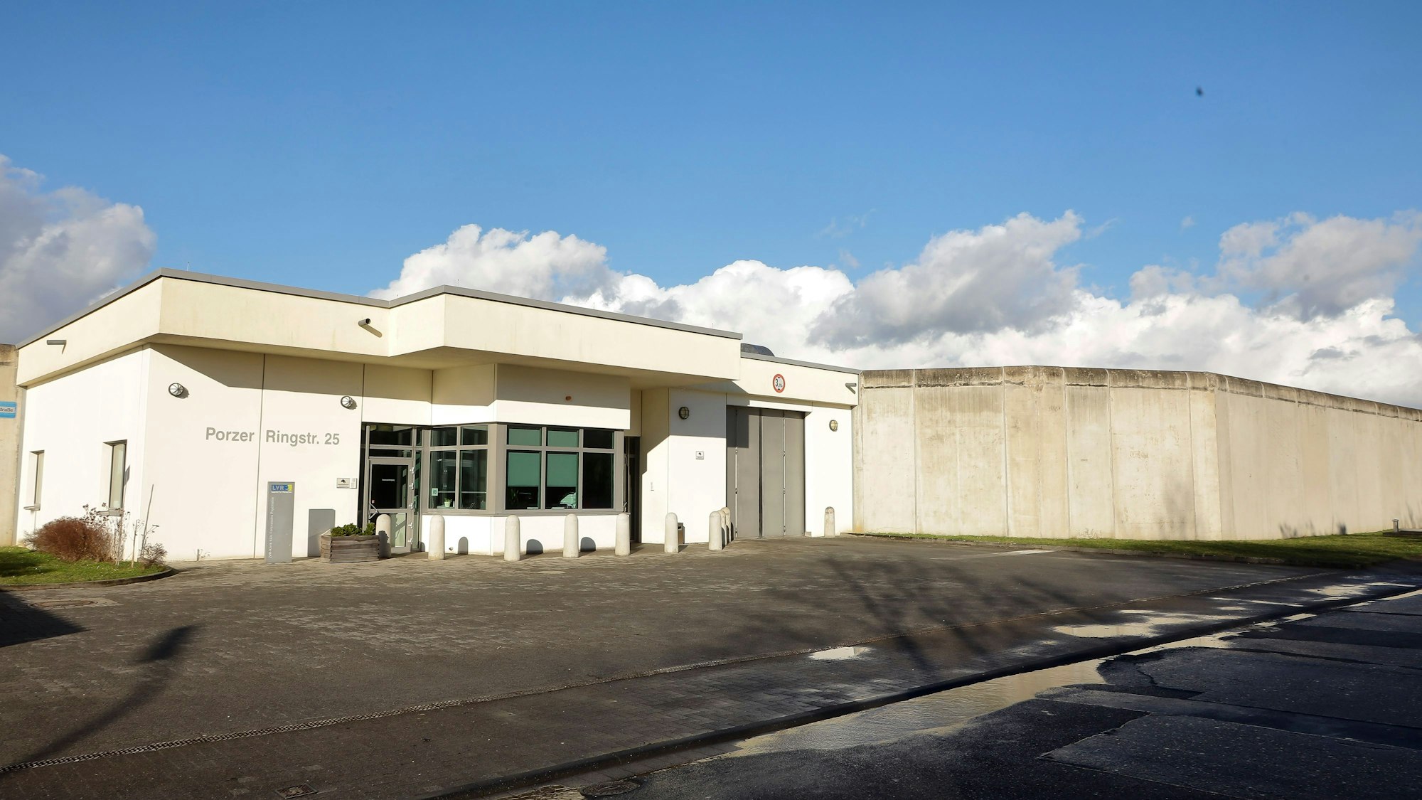 Eingang zur forensischen Psychiatrie in Köln-Porz. Die Klinik ist von außen gesichert wie der Hochsicherheitstrakt eines Gefängnisses.